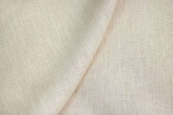 Textiles claros de lino en un espacio luminoso y sereno